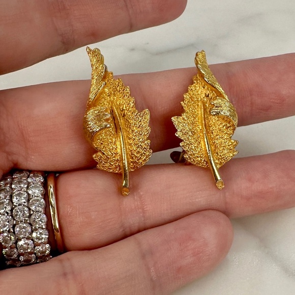 Vintage Coro Gold Leaf Earrings Clip On Signed Curled Leaf Design Mid Century - Picture 4 of 9